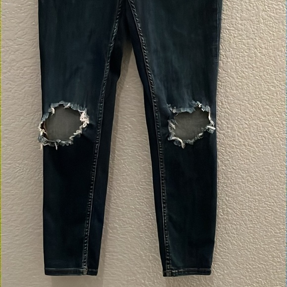 Free People Dark Wash High Rise Busted Knee Distressed Skinny Jean Size 31 - Picture 5 of 8